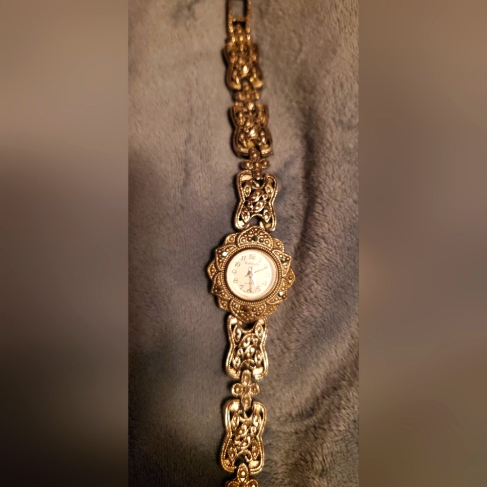 Rumours quartz watch. Condition is Pre-owned Untested